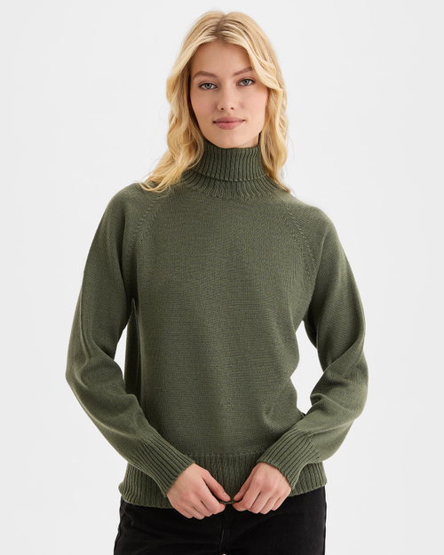 Свитер с высокой горловиной в рубчик