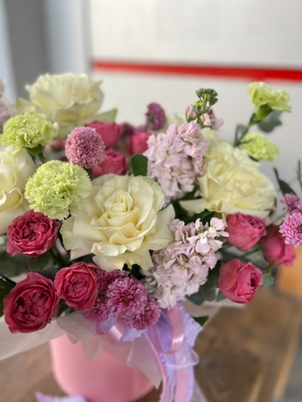 Композиция в шляпной коробке с французскими розами и маттиолой