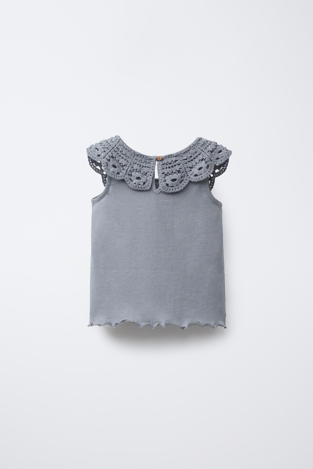 ZARA ФУТБОЛКА С ВЯЗАНЫМ КРЮЧКОМ ВОРОТНИКОМ, СЕРО-СИНИЙ