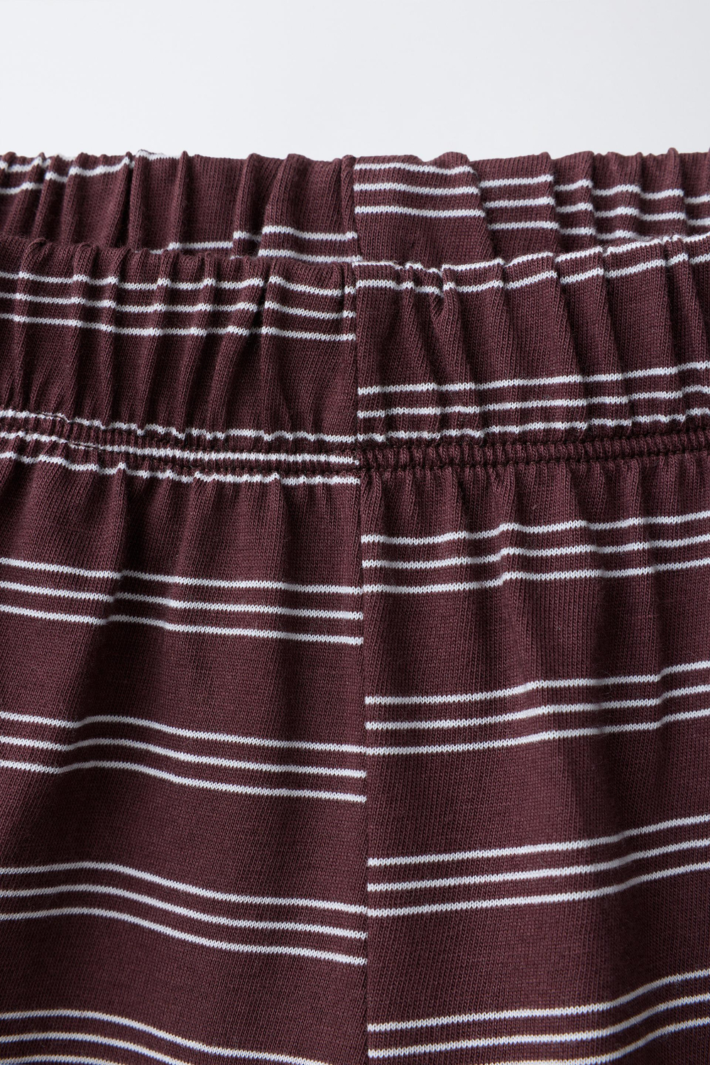ZARA КОМПЛЕКТ ИЗ ФУТБОЛКИ И ШОРТОВ В ПОЛОСКУ, КОРИЧНЕВЫЙ