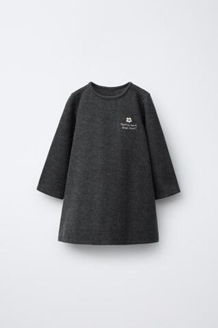 ZARA ПЛАТЬЕ SOFT TOUCH С ВЫШИТОЙ НАДПИСЬЮ, АНТРАЦИТОВО-СЕРЫЙ