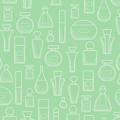 Парфюмерия на бледно-зеленом фоне