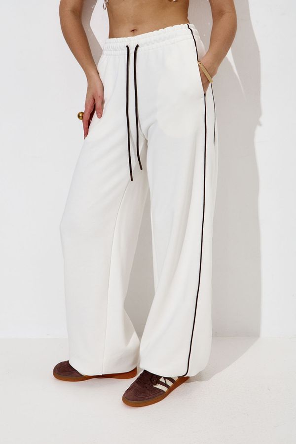 Широкие джоггеры без начеса с кантом кремового цвета