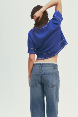 ZARA ТРИКОТАЖНЫЙ ТОП С ДЕКОРАТИВНОЙ СТРОЧКОЙ, ЯРКО-СИНИЙ