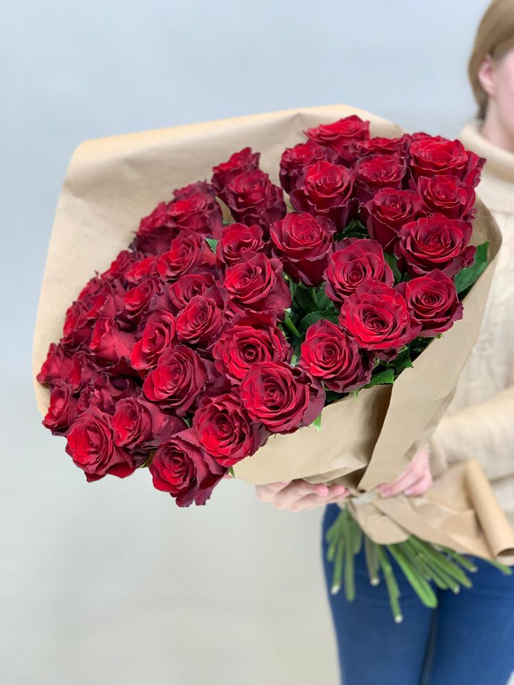 Букет 45 красных роз Эквадор 50см в крафте