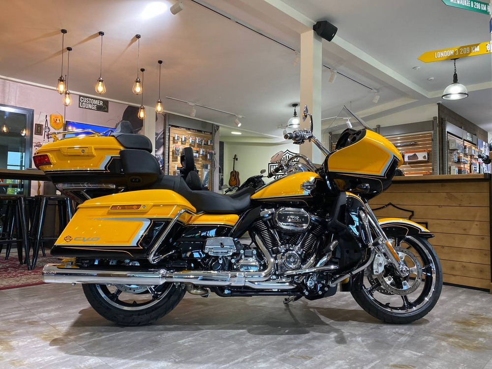Harley-Davidson CVO Road Glide Limited (Hightail Yellow Pearl)