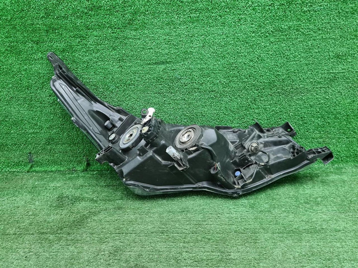 Фара левая Toyota Corolla E160 (2015-2019) галоген