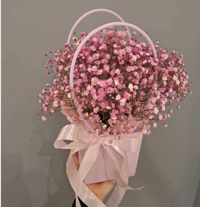 Композиция из розовой гипсофилы в сумочке