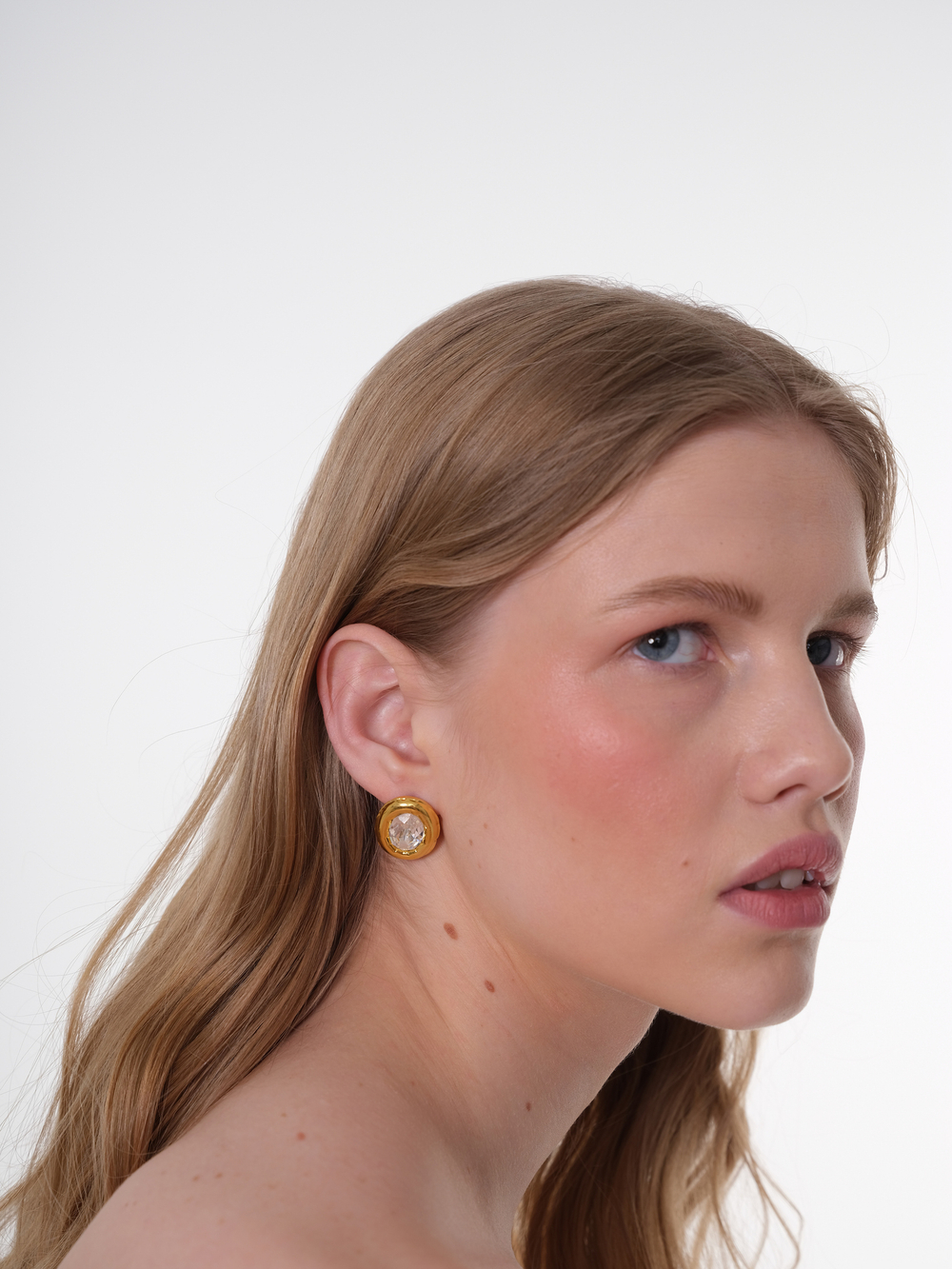 Серьги-золотая окантовка, центральный камень