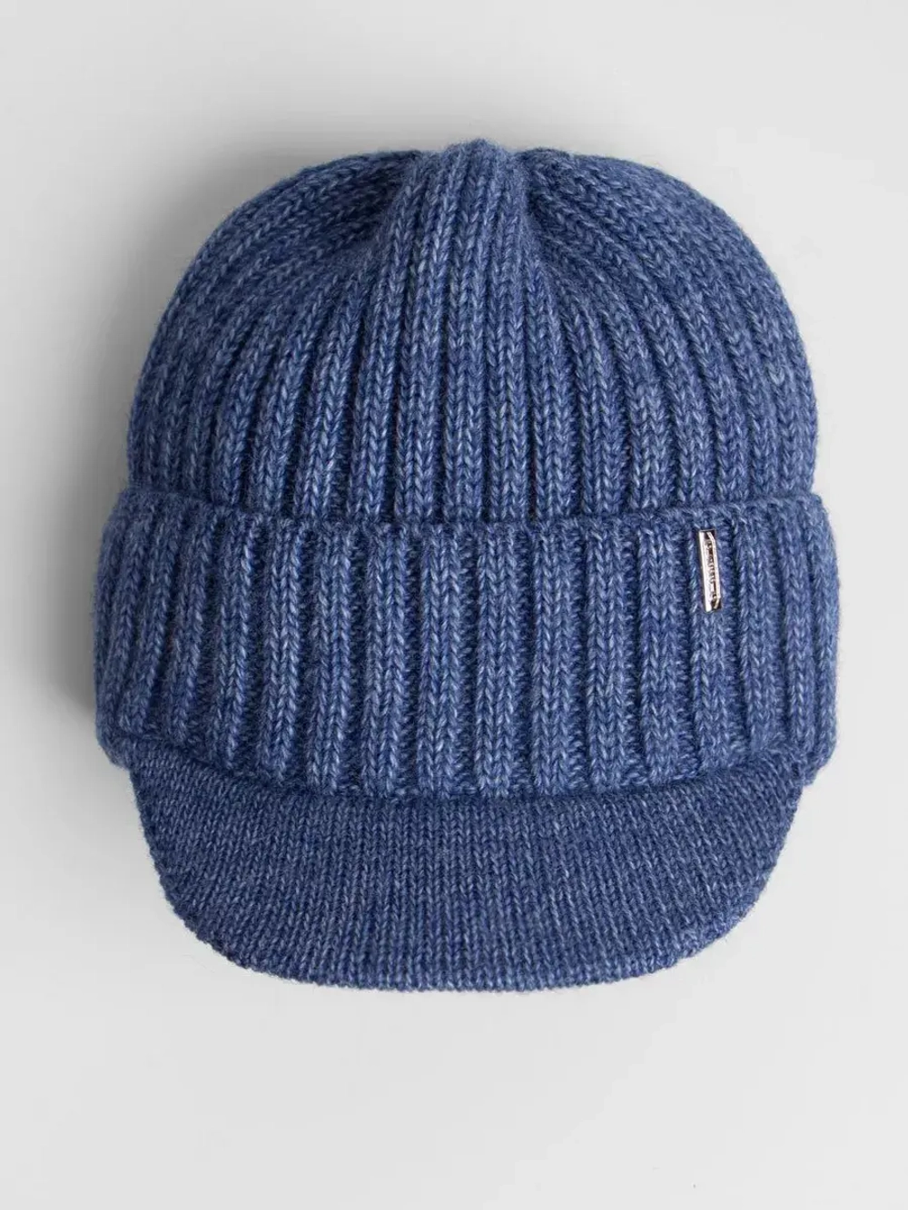 Шапка для мальчика с козырьком на осень