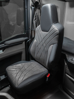 Чехлы Люкс MAN TGX, TGS с 2021 года без регулировки ремня безопасности водителя по высоте (экокожа, черный, серая вставка)