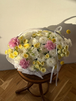 Корзина из хризантемы, кустовых роз, диантусов и краспедии