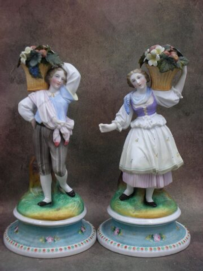 Статуэтка. Фарфор. Юноша и девушка с корзинами цветов. Франция