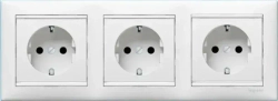Розетка Legrand Valena + рамка 3 поста Белая