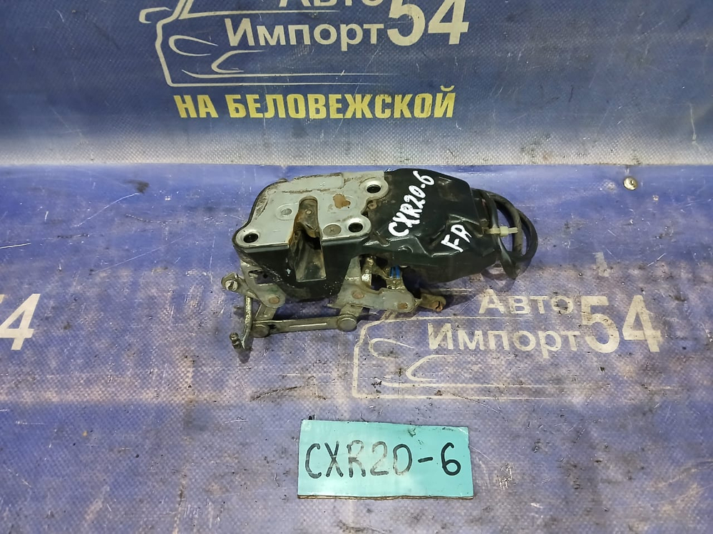 Замок двери передней правой TOYOTA ESTIMA 1992