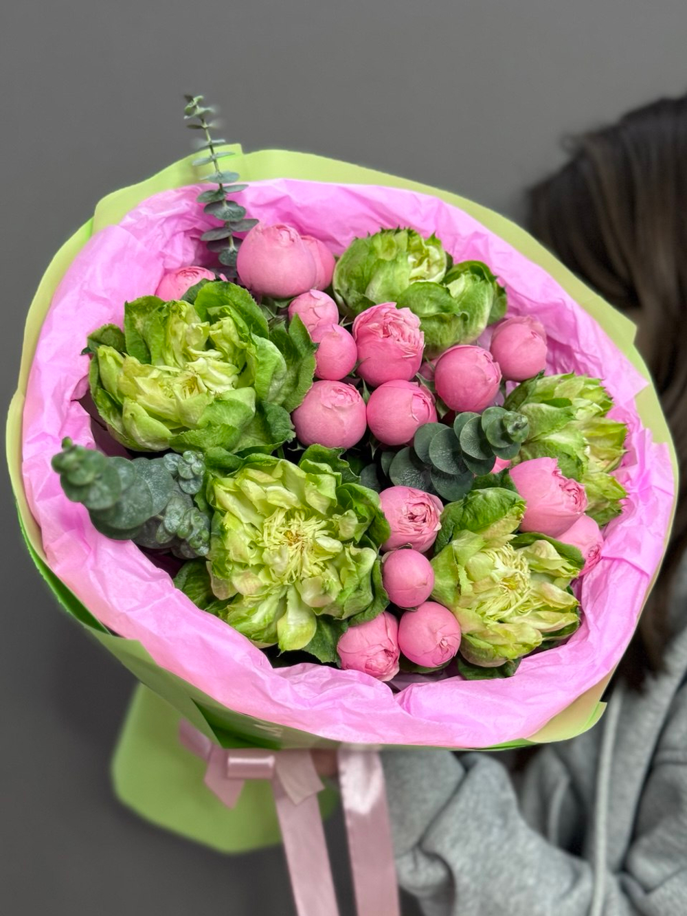 Дуо-букет с пионовидными розами сорта "Вегги" и "Силва Пинк"