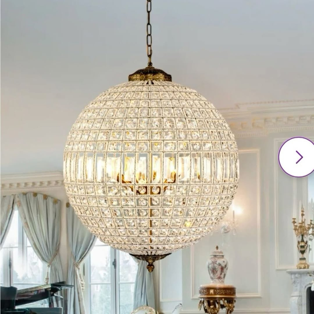 Элегантная подвесная люстра с шарообразным плафоном из фактурного стекла