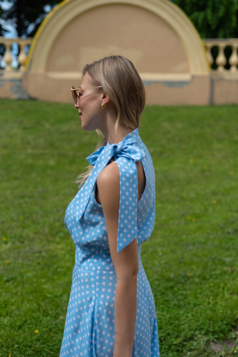 Платье голубое с открытыми плечами в горошек из вискозы