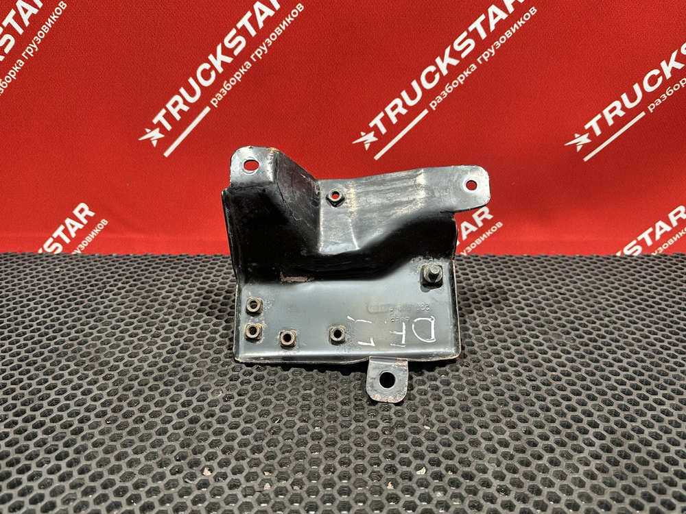 Кронштейн замка капота левый