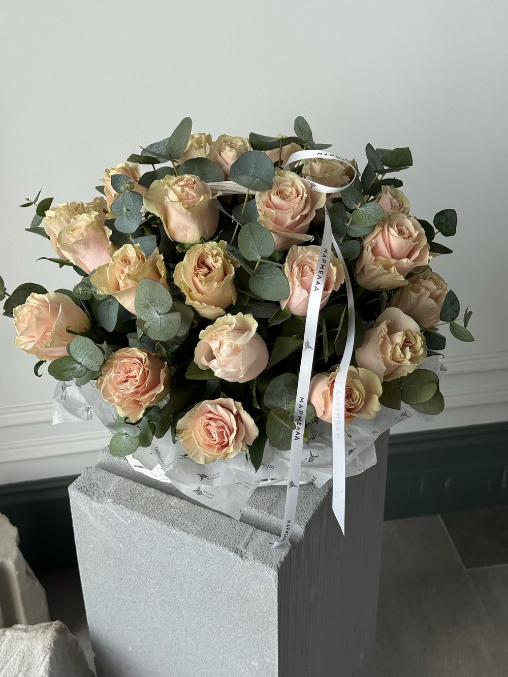 Цветочная корзина из роз и эвкалипта размер M