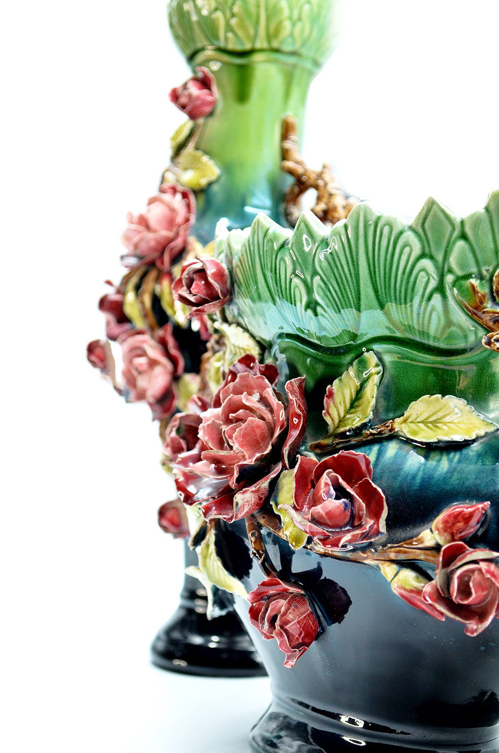 Гарнитур из двух интерьерных ваз и жардиньерки. Майолика, барботин, роспись. Франция. к. XIX в.