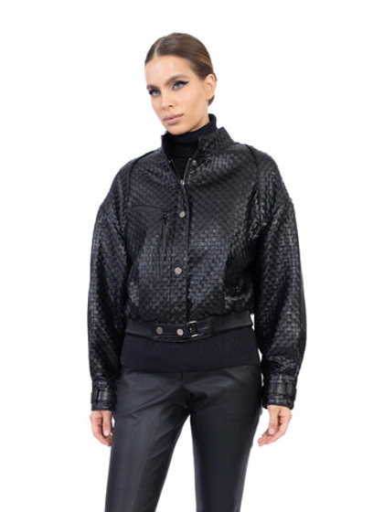 Женская чёрная кожаная куртка-бомбер с плетёным эффектом