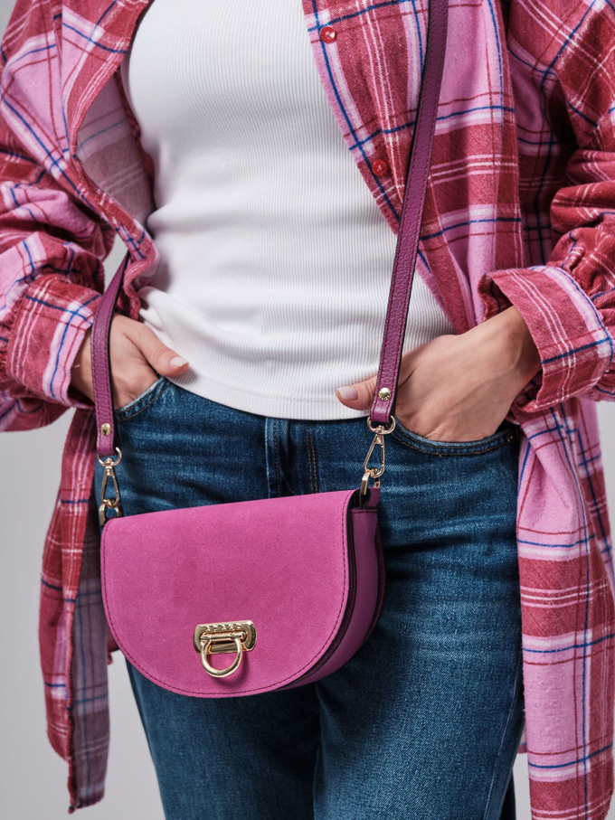 Сумка замшевая на плечо кросс-боди розовая