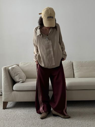 Широкие бордовые брюки с лампасами