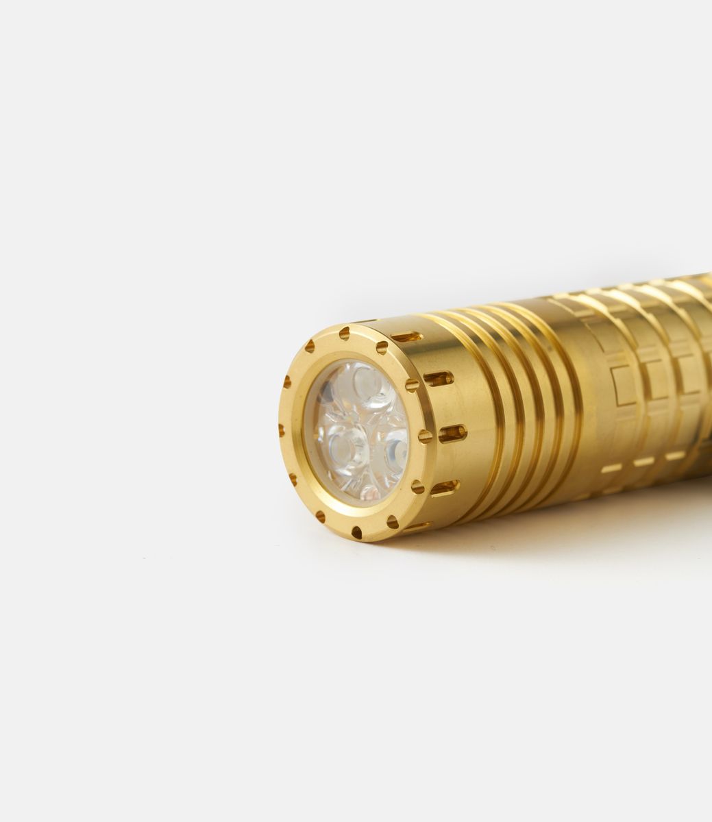 Dawn Hex 18650 Brass XPL 6000K — фонарик из латуни