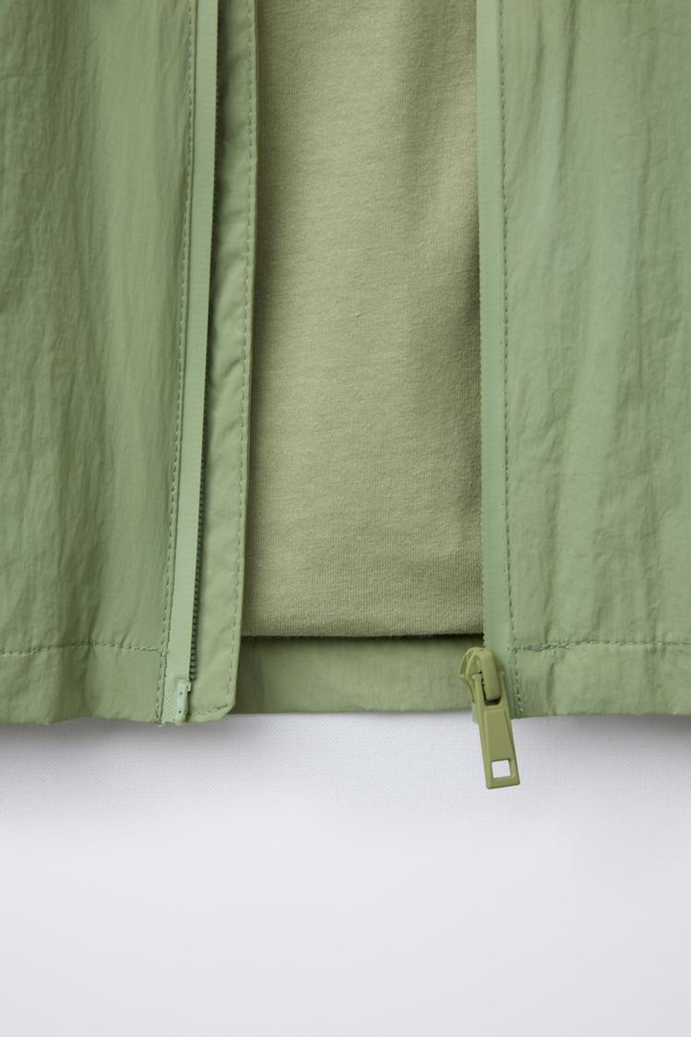 ZARA ДОЖДЕВИК WATER REPELLENT С КАПЮШОНОМ, СВЕТЛО-ЗЕЛЕНЫЙ