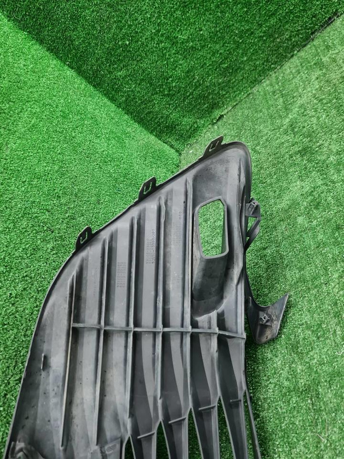 Решетка переднего бампера Toyota Camry xv70 17-21