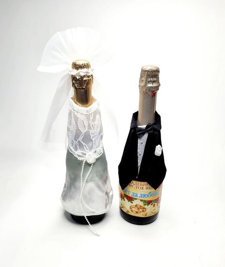 Наряды для свадебных бутылок в виде костюмов жениха и невесты