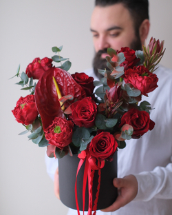 Букет с антуриумом и пионовидными розами Ред Монстр в шляпной коробке