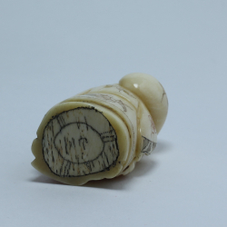 Нэцкэ Фукурокудзю с мешком риса и иероглифом "Счастье"