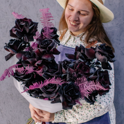89. Темный букет с черными французскими розами