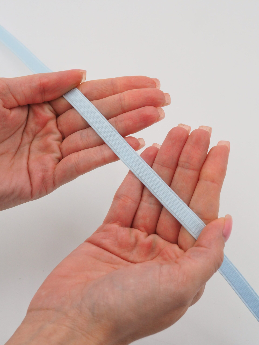 Резинка бретелечная светло-голубая глянцевая ширина 10 мм