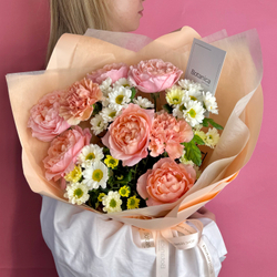 Авторский букет с кустовой розой Джульетта , хризантемой сантини и диантусами