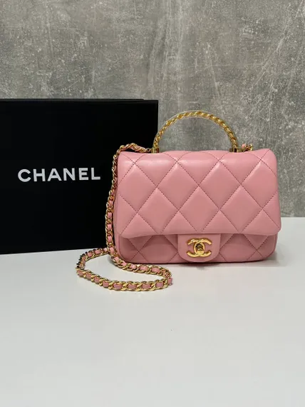 Стеганая мини-сумка Chanel с золотой ручкой
