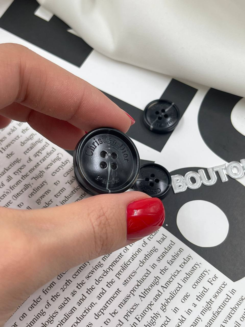 Пуговицы Диор. на прокол черные с полупрозрачными прожилками