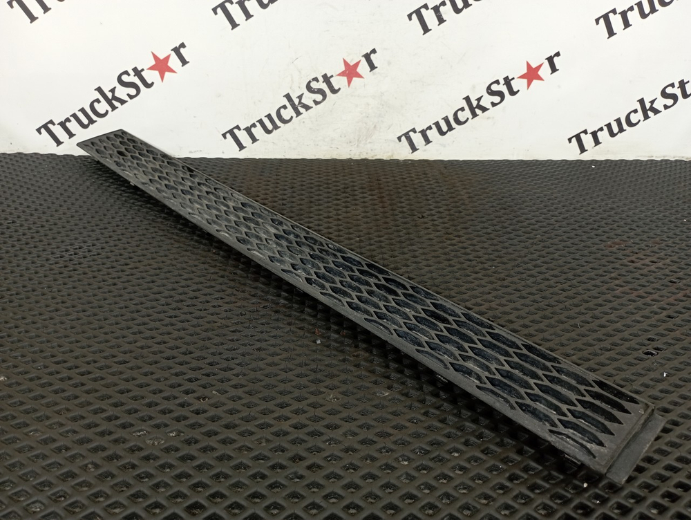 Накладка бампера центральная