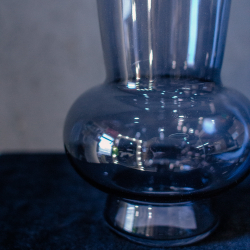 13. Тёмно-синяя прозрачная стеклянная ваза