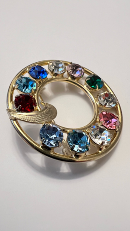 Брошь веночек с разноцветными кристаллами