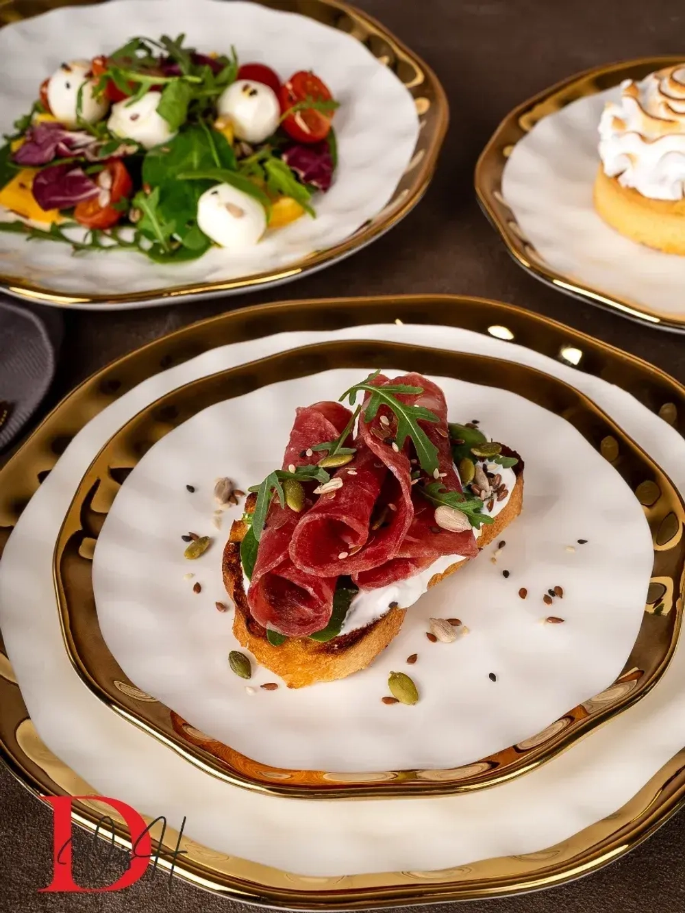 Набор из 2 глянцевых тарелок плоских мятый фарфор 25 см