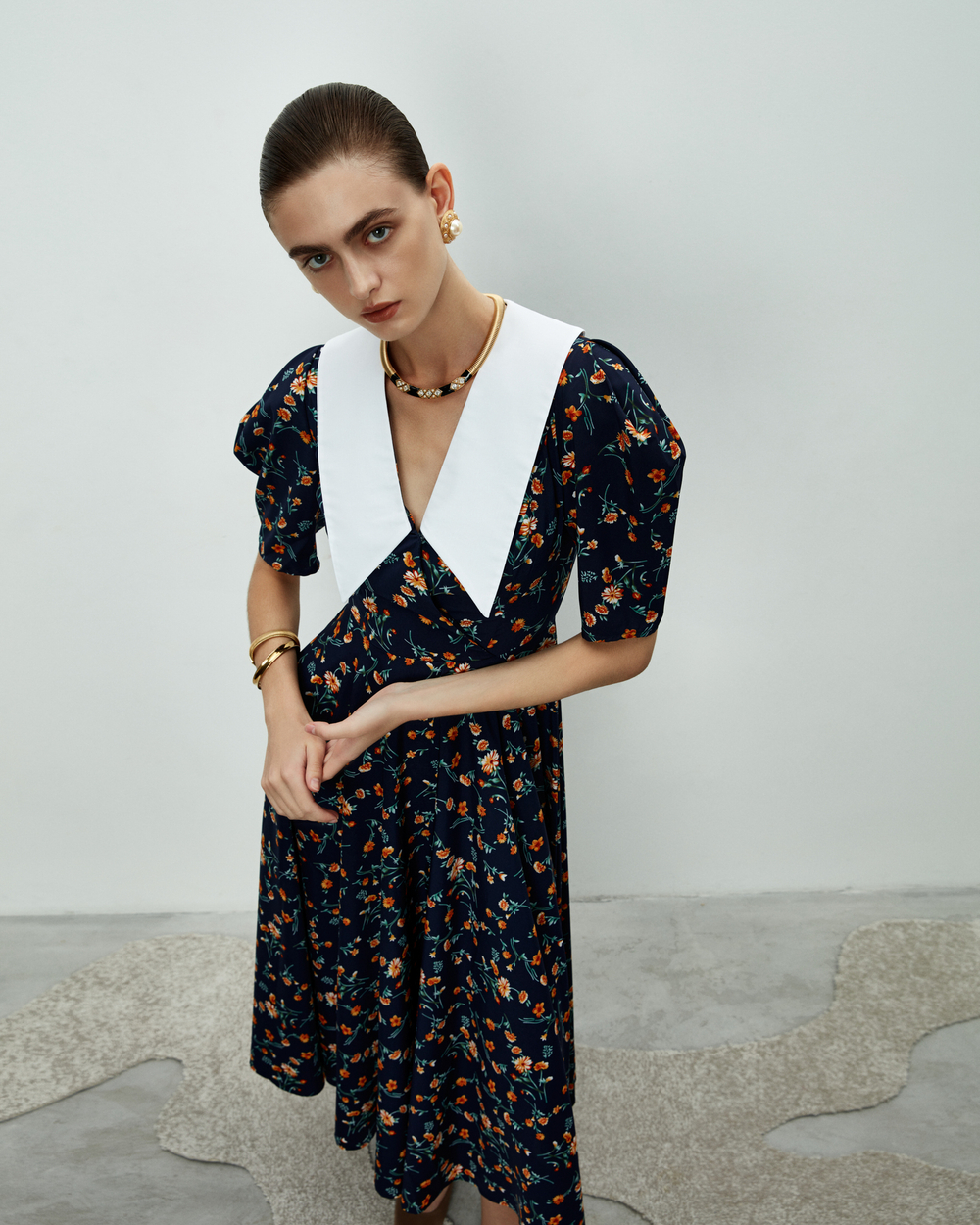 Платье с белым воротников