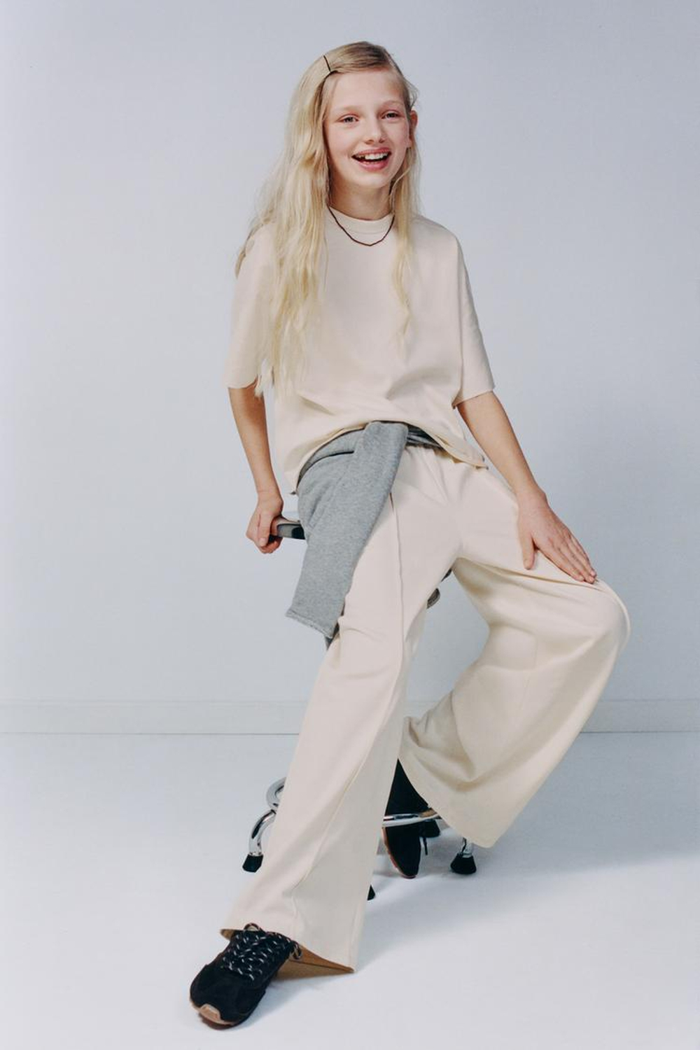 ZARA КОМПЛЕКТ ИЗ ФУТБОЛКИ И БРЮК КЮЛОТ HEAVY WEIGHT С ДЕКОРАТИВНЫМИ ШВАМИ, ЭКРЮ