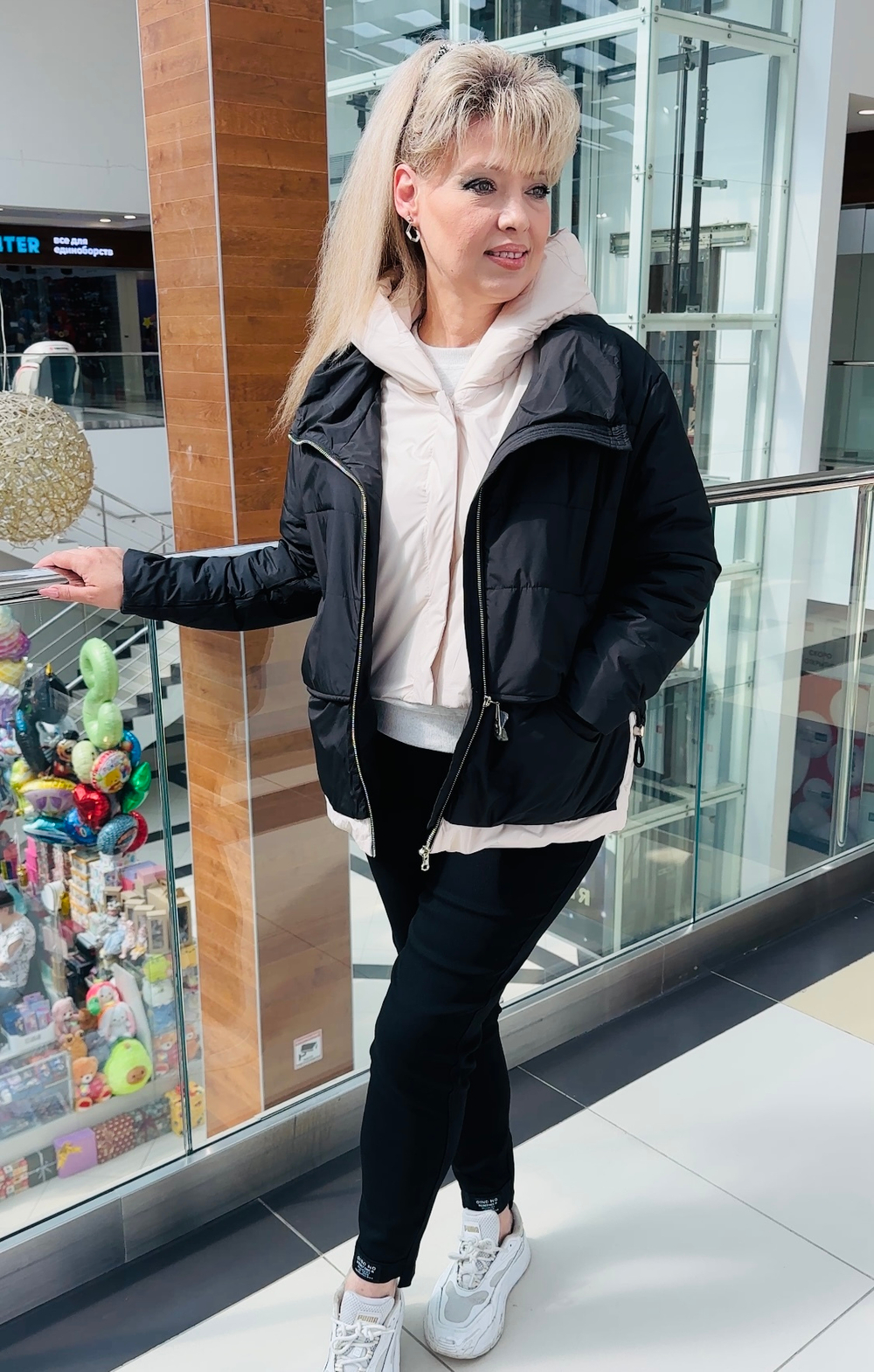 Черная комбинированная куртка с бежевым принтом