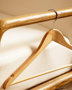 ZARA HOME ЛАКИРОВАННАЯ ДЕРЕВЯННАЯ ВЕШАЛКА (НАБОР ИЗ 3 ШТ.), НАТУРАЛЬНЫЙ