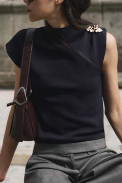 ZARA ОДНОТОННЫЙ ТРИКОТАЖНЫЙ ТОП С ЗОЛОТИСТОЙ ДЕТАЛЬЮ, МОРСКОЙ СИНИЙ