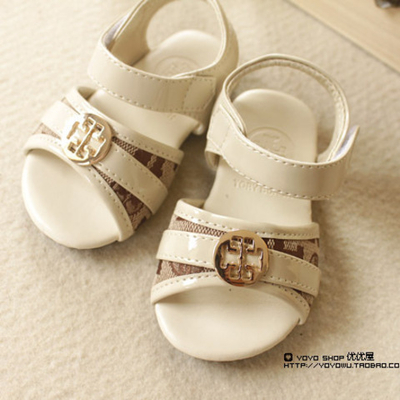 Босоножки детские из лаковой кожи со вставкой из текстиля и логотипом