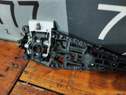 Кронштейн ручки двери левый Chevrolet Cruze 09-15 Б/У Оригинал 13576845